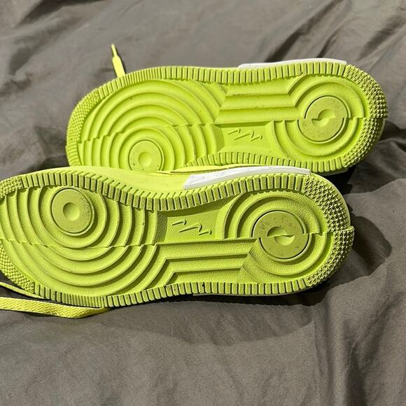 Nike Yellow Sneakers Air Force 1 Classic Design - Picture 3 of 4